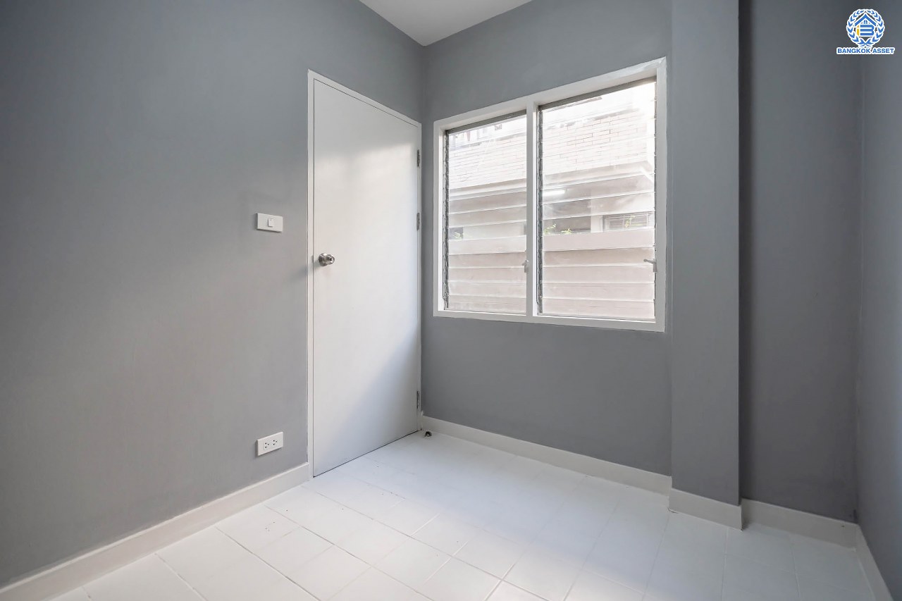 บ้านมือสองตกแต่งใหม่ โครงการ โนเบิล วานา วัชรพล ดีไซน์สุดโดดเด่น เนื้อที่ 68.5 ตร.ว. ฟังก์ชันจัดเต็ม 3 ห้องนอน 4 ห้องน้ำ 1 ห้องแม่บ้าน จอดรถได้ 2 คัน บนทำเลเดินทางสะดวก ใกล้เซ็นทรัลรามอินทรา, จุดขึ้นทางด่วน "สุขาภิบาล5-1" และรถไฟฟ้าสายสีชมพู "สถานีวัชรพล"